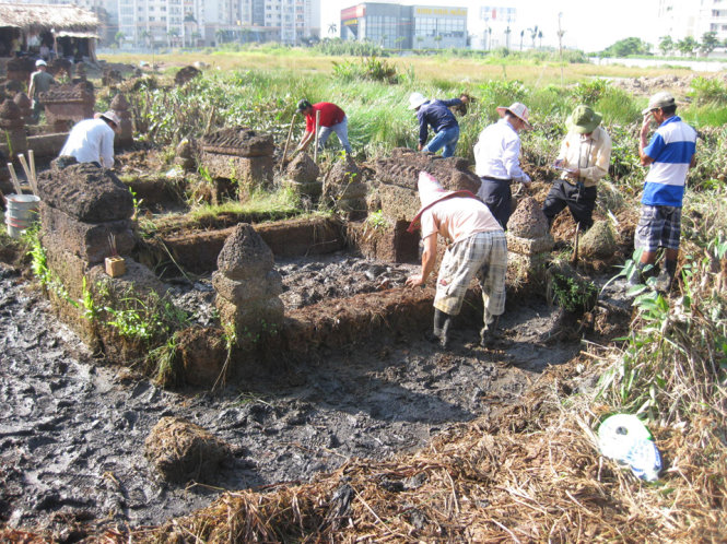 Đoàn khảo cổ đang tiến hành khai quật quần thể tám ngôi mộ cổ  - Ảnh tư liệu Bảo tàng Lịch sử TP.HCM
