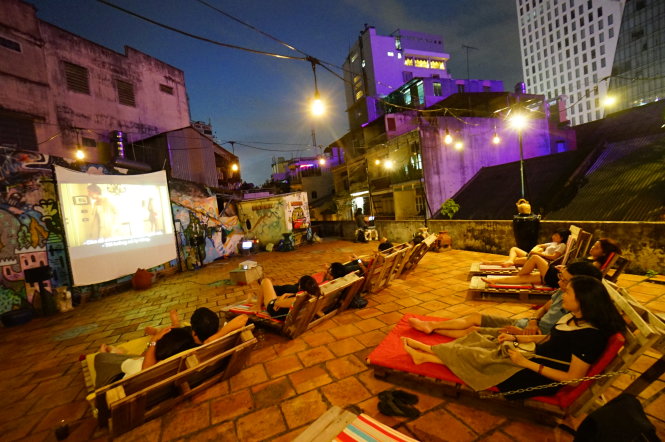 Không gian xem phim trên sân thượng giữa lòng đô thị khiến nhiều bạn trẻ thích thú Ảnh: QUANG ĐỊNH