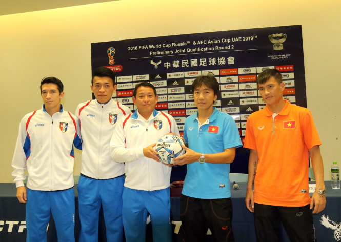 HLV Miura và HLV đội Đài Loan Chen Kuei-jen (thứ hai và ba từ phải) tại cuộc họp báo trước trận đấu - Ảnh: Tuấn Văn