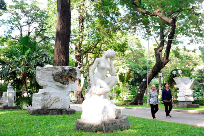 Những bức tượng được sắp xếp chen dày ở công viên Tao Đàn (TP.HCM) - Ảnh: DUYÊN PHAN