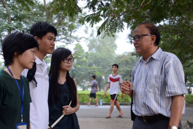 Ông Trần Thanh An - giám đốc KTX Đại học Quốc gia TP.HCM - trò chuyện với tân sinh viên Ảnh: Duyên Phan