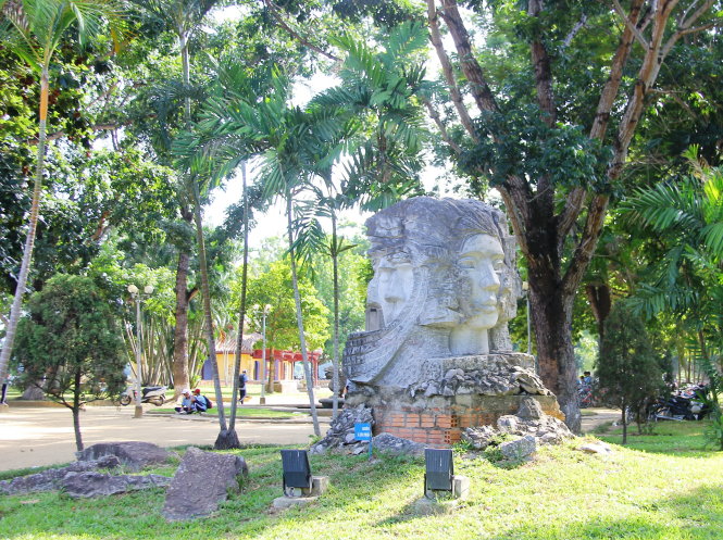 Một tác phẩm trong trại sáng tác điêu khắc quốc tế tại Huế năm 2006 do không được bảo dưỡng đã bị trôi hết phần đế, mất bảng tên tác phẩmẢnh: NGUYÊN LINH