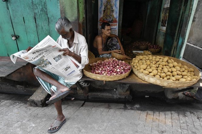 Nhiều người dân Ấn Độ vẫn muốn cầm báo in - Ảnh: Reuters