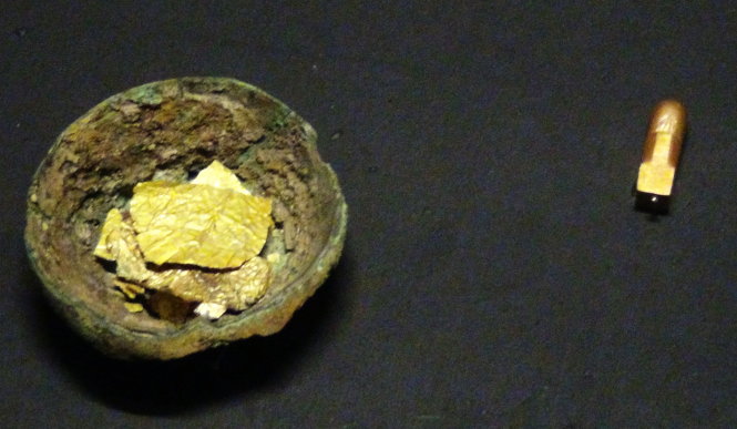 Linga bằng vàng và nhóm hiện vật được cho là thuộc văn hóa Óc Eo thế kỷ thứ 5 - 6 đang trưng bày tại Bảo tàng Lịch sử VN ở TP.HCM Ảnh: THÁI LỘC