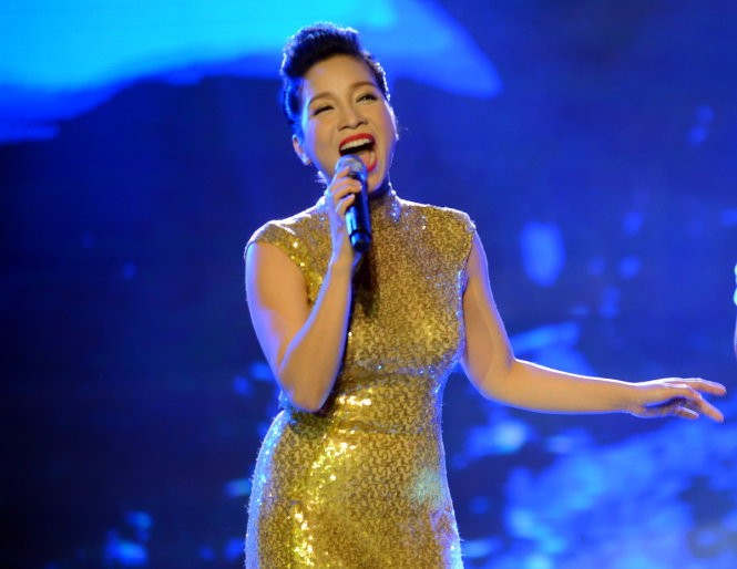Ca sĩ Mỹ Linh biểu diễn trong một chương trình