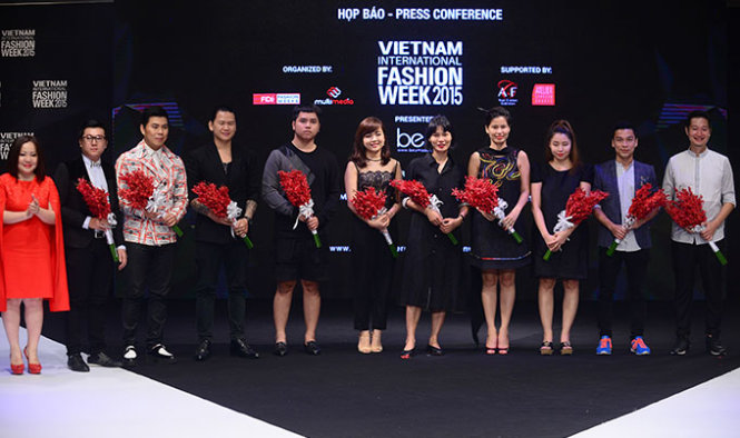 Các nhà thiết kế thời trang Việt Nam tham dự Tuần lễ thời trang quốc tế Việt Nam 2015 trong buổi họp báo chiều 9-9 - Ảnh: Quang Định
