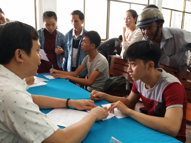 Thí sinh nộp hồ sơ xét tuyển ĐH năm 2015. Ảnh - TTO