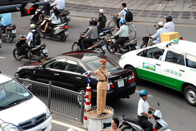 Cảnh sát điều tiết giao thông tại ngã tư Nguyễn Văn Trỗi - Trần Huy Liệu, TP.HCM - Ảnh: Thanh Đạm