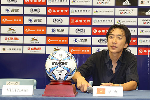 HLV Miura họp báo sau trận VN thắng Đài Loan 2-1 - Ảnh: Tuấn Văn