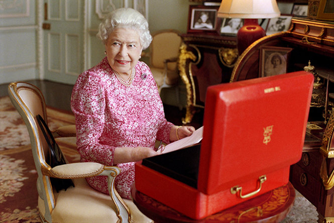 Nữ hoàng Anh Elizabeth trong phòng riêng tại điện Buckingham cùng chiếc hộp tài liệu được gửi đến từ chính phủ - Ảnh: Reuters
