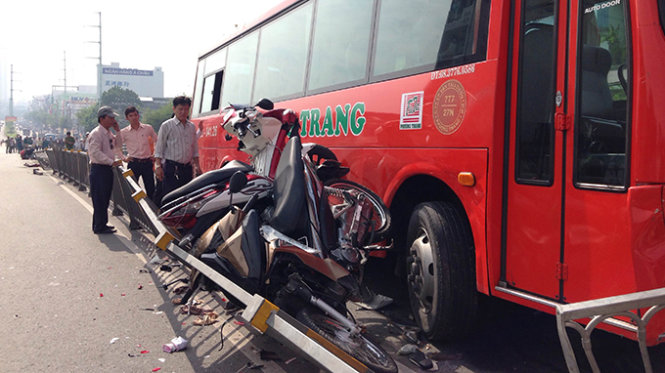 Xe khách Phương Trang lao qua dải phân cách đâm liên tiếp nhiều xe máy - Ảnh: Đại Việt