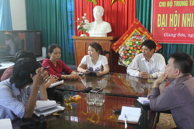Ban giám đốc Trung tâm Bảo trợ xã hội tỉnh Nghệ An trao đổi với báo chí - Ảnh: Doãn Hòa