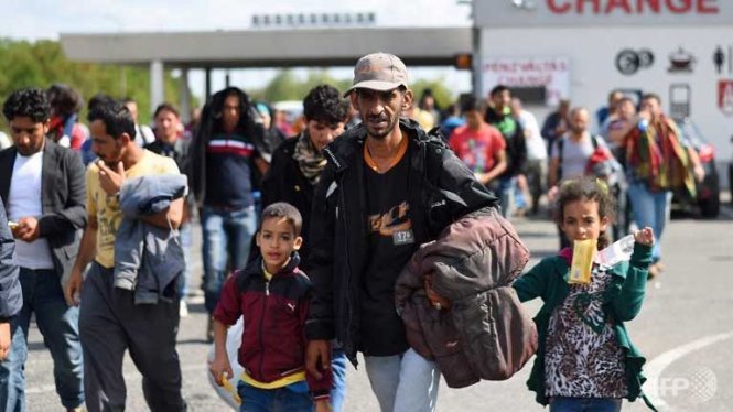 Người di cư ồ ạt vượt qua biên giới giữa Hungary và Áo Ảnh: AFP