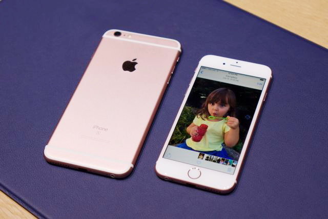 iPhone 6S Plus và iPhone 6S màu vàng hồng (rose gold) - Ảnh: ArsTechnica