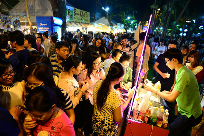 Người dân chen nhau tham quan lễ hội “TP.HCM - phát triển và hội nhập năm 2015” tối 11 -9 - Ảnh: Thanh Tùng