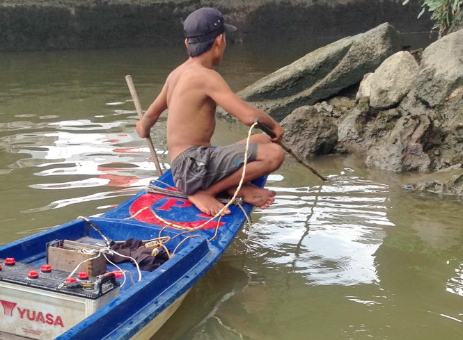 Chích điện đánh bắt cá trên sông Sài Gòn Ảnh: Ngọc Khải