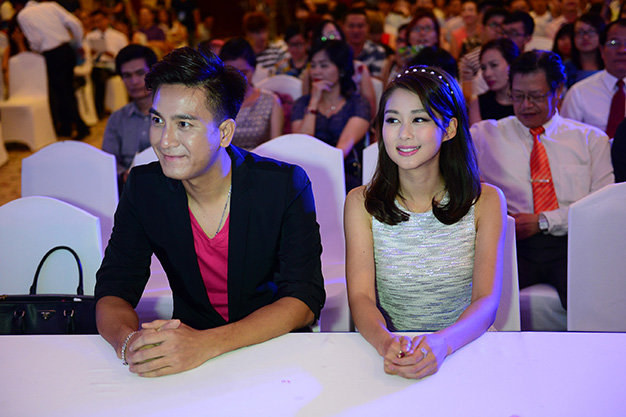 Hai diễn viên Mã Quốc Minh (trái) và Sầm Lệ Hương trong buổi họp báo SCTV - TVB Kết nối dài lâu tại khách sạn Rex, Q.1, TP.HCM chiều 12-9 - Ảnh: Quang Định