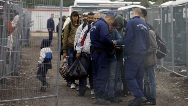 Nhiều người di cư mới đến đăng ký tại trại tị nạn Roszke, Hungary Ảnh: AFP