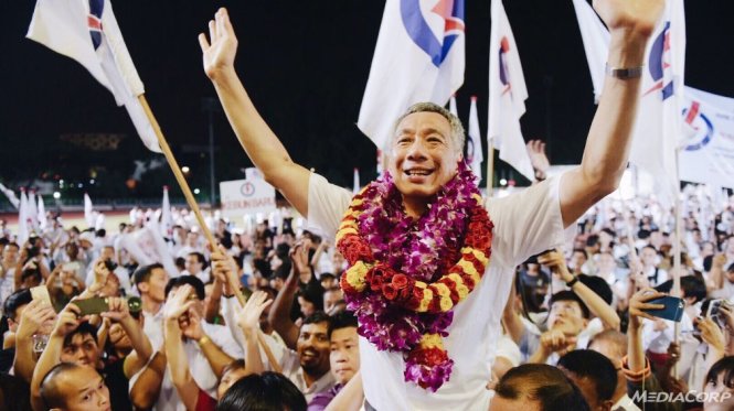 Thủ tướng Lý Hiển Long mừng thắng lợi của đảng PAP Ảnh: MediaCorp