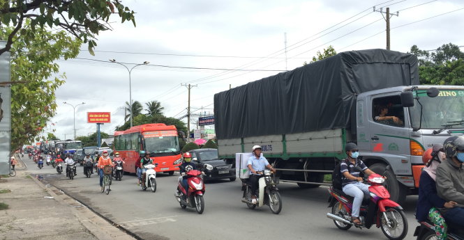 Xe tải, xe khách nối đuôi nhau gần 1km trên đường Nguyễn Văn Linh sáng 9-9 - Ảnh: Chí Quốc