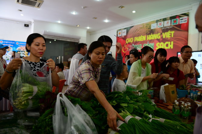 Nhiều khách chọn mua rau tại Chợ phiên hàng Việt và nông sản sạch tại Nhà triển lãm TP.HCM, Q.1 sáng 12-9 - Ảnh: THANH TÙNG