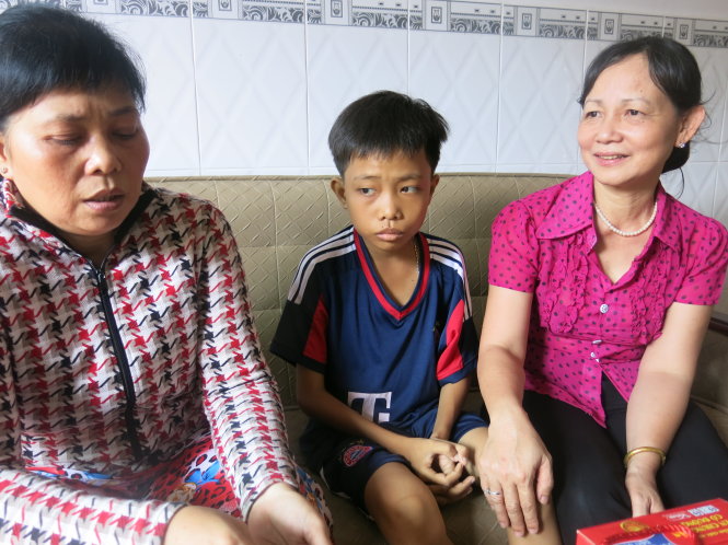 Cô Đào và em Trần Quang Thuận, học sinh được cô vận động hỗ trợ điều trị bệnh ung thư máu - Ảnh: T.TRANG