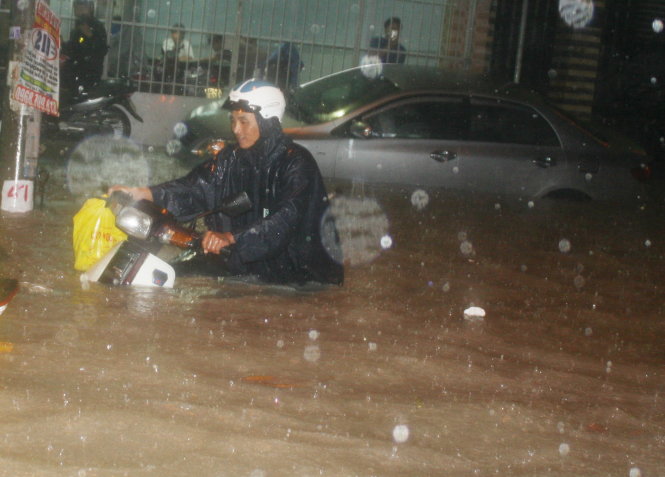 Người dân khốn khổ xoay xở trong nước mưa ngập ở phường Trảng Dài, TP Biên Hòa tối 8-9 - Ảnh: Thu Hoài