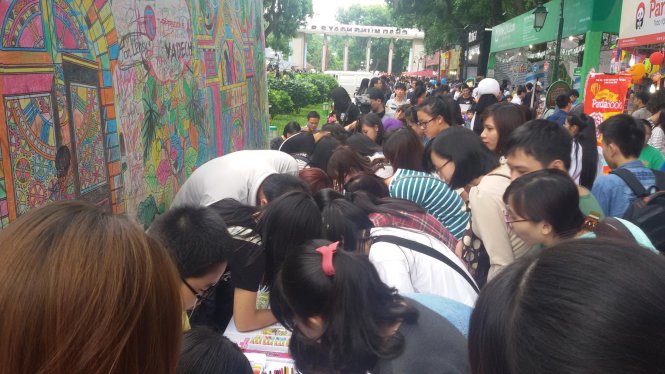 Nhiều người tham dự cuộc thi tô màu dành cho người lớn do công ty cổ phần sách Thái Hà tổ chức - Ảnh: Vũ Viết Tuân
