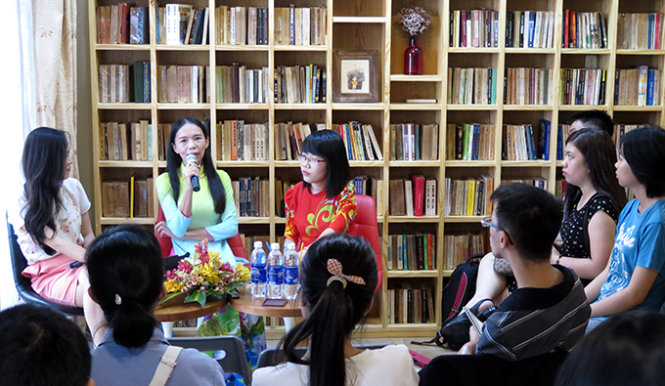 Nhà văn Võ Diệu Thanh (giữa) và Kim Hòa (bên phải) giao lưu cùng bạn đọc - Ảnh: L.Điền