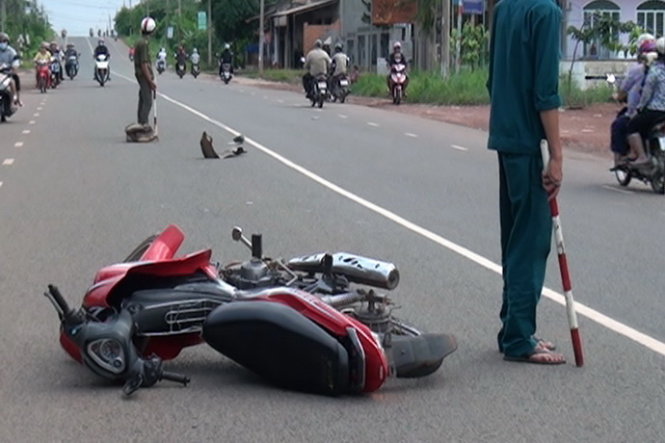 Xe máy của anh Đương văng xa gần 10m sau cú tông mạnh - Ảnh: Đức Hiếu