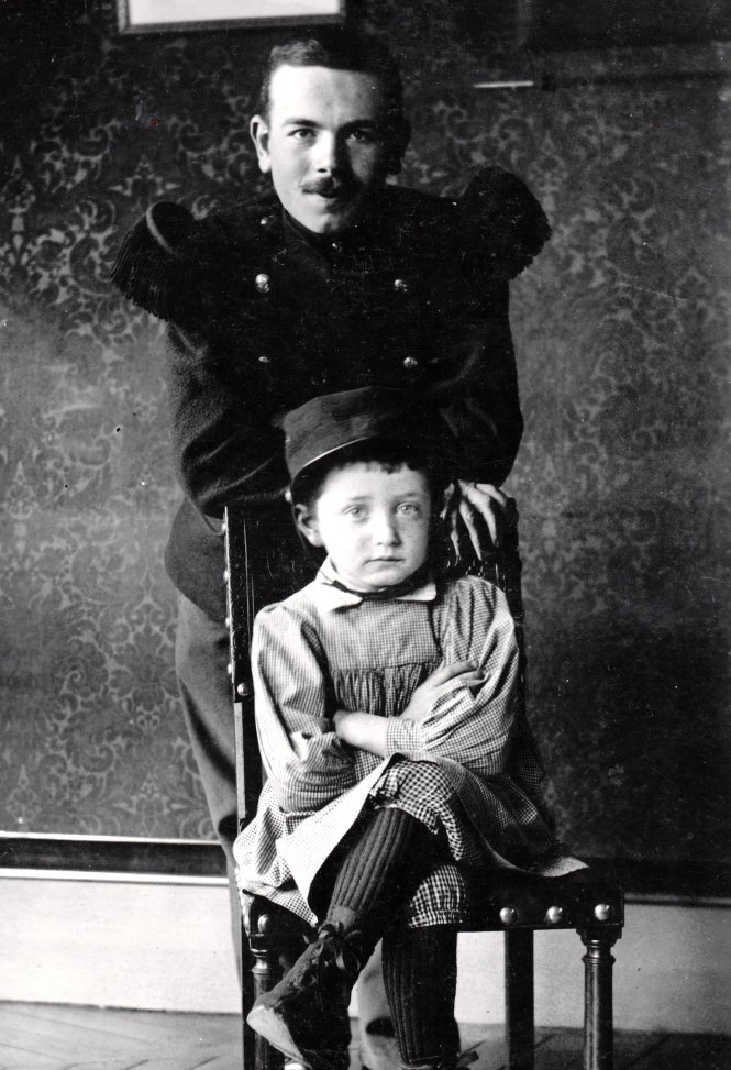Babut chụp hình với người em của bà Pauline ở Pháp, năm 1899, trước ngày vào lính sang Việt Nam - Ảnh tư liệu của bà Lê Thị Kinh,  do ông Daniel Danzon gửi tặng năm 1999