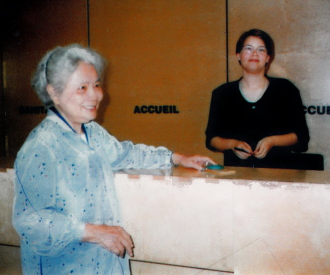Bà Lê Thị Kinh ở Thư khố Pháp năm 1998 trong thời gian sưu tầm tư liệu về cụ Phan Châu Trinh, trong đó có tư liệu về Babut - Ảnh nhân vật cung cấp