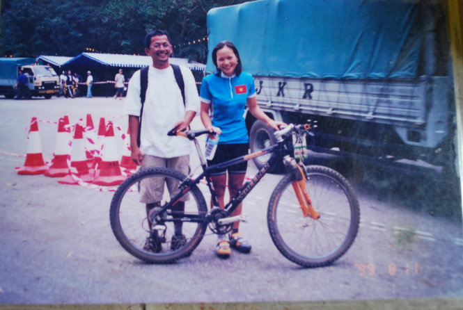Sekson Aroonpong và VĐV Nguyễn Thị Thanh Huyền cùng chiếc xe đạp sau khi Huyền giành chiến thắng tại Brunei, tháng 8-1999 - Ảnh: nhân vật cung cấp