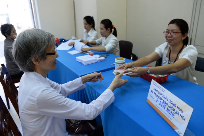 Người dân P.Bến Nghé, Q.1 (TP.HCM) nhận lương hưu tại Bưu điện TP.HCM - Ảnh: Thuận Thắng