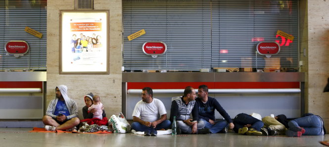 Người tị nạn nghỉ tạm tại nhà ga trung tâm ở Munich - Ảnh: Reuters