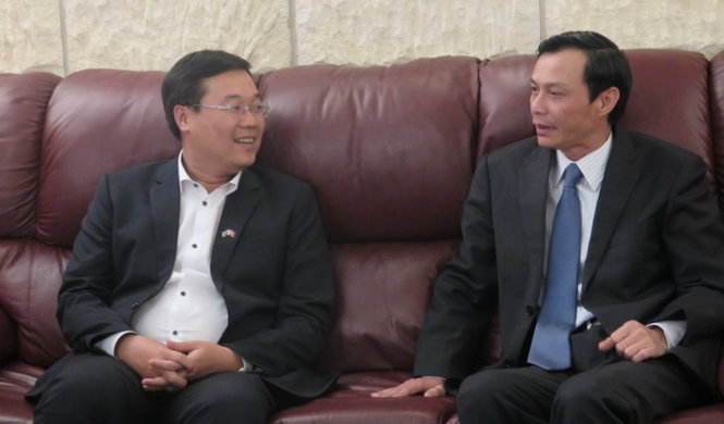 Anh Lê Quốc Phong trao đổi với đại sứ Lương Thanh Nghị