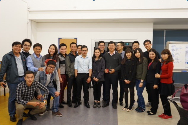Ảnh Lê Quốc Phong (hàng đầu, thứ năm từ phải sang) và đoàn công tác gặp gỡ du học sinh Melbourne
