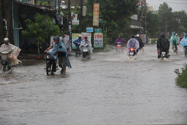 Nhiều tuyến đường ở TP. Quảng Ngãi ngập chìm trong nước - Ảnh: Trần Mai