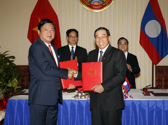 Thủ tướng Nguyễn Tấn Dũng và Thủ tướng Lào Thongsing Thammavong (hàng sau) chứng kiến lễ ký bản ghi nhớ giữa chính phủ hai nước về chiến lược hợp tác trong lĩnh vực giao thông vận tải giai đoạn 2016-2025, tầm nhìn 2030, tại thủ đô Vientiane ngày 14-9   Ảnh: TTXVN