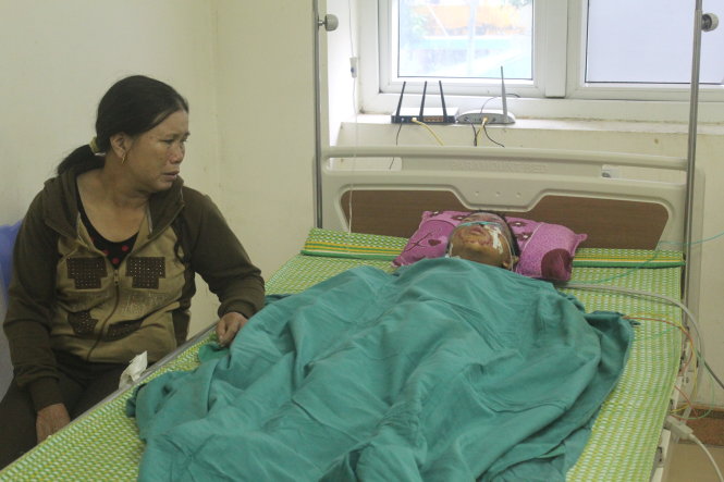 Người thân chăm sóc Long tại bệnh viện Sản Nhi Nghệ An sáng 15-9 - Ảnh: Doãn Hòa