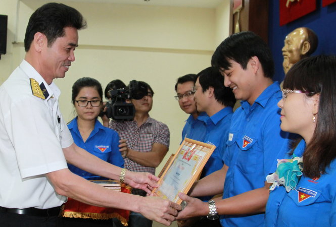 Đại tá Chu Ngọc Sáng, chủ nhiệm chính trị Vùng 4 Hải quân trao giấy khen cho các tập thể được khen thưởng tại hội nghị sáng 15-9-2015 Ảnh: Chế Hồng Trung