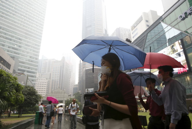 Khói bụi từ Indonesia vẫn phủ mờ khu trung tâm ở Singapore ngày 15-9 dù vừa có mưa Ảnh: Reuters