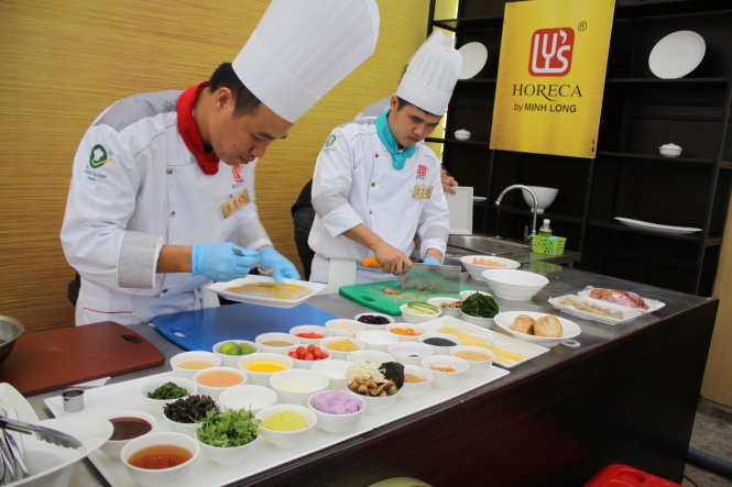 Đầu bếp khách sạn Lotte Hà Nội - giải nhất vòng sơ tuyển cuộc thi Chiếc thìa vàng 2015 tại Hà Nội - chế biến món ănẢnh: ĐỨC TRIẾT