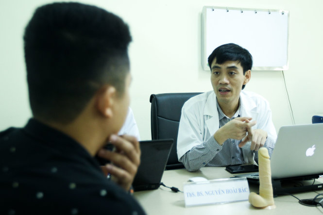 Bác sĩ Nguyễn Hoài Bắc tư vấn sức khỏe cho một nam bệnh nhân Ảnh: NGUYỄN KHÁNH