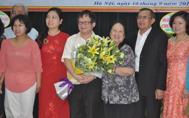 Nhà Văn Nguyễn Nhật Ánh (cầm hoa) chụp ảnh lưu niệm cùng các đại biểu tham dự hội thảo - Ảnh: V.V.TUÂN