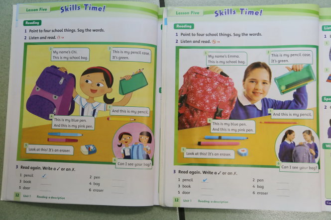 Sách tiếng Anh Family and friends của lớp 2 mới (trái) chỉ khác sách cũ hình minh họa, còn nội dung thì giống nhau (trang 12 và 13) Ảnh: NHƯ HÙNG