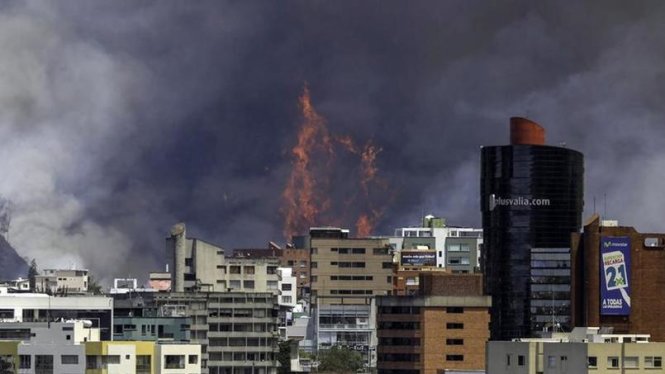 Đám cháy đe dọa thủ đô Quito của Ecuador - Ảnh: AFP