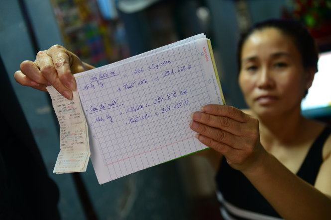Số tiền điện tháng 6-2015 của gia đình chị Nguyễn Thị Khánh Trang (địa chỉ 161/1/6A đường Bình Đông, P.14, Q.8, TP.HCM) là 291.669 đồng (luôn thuế 10%), nếu áp dụng giá điện sinh hoạt đồng giá 1.747 đồng/kWh thì gia đình chị phải trả thêm khoảng 23.000 đồng - Ảnh: Quang Định