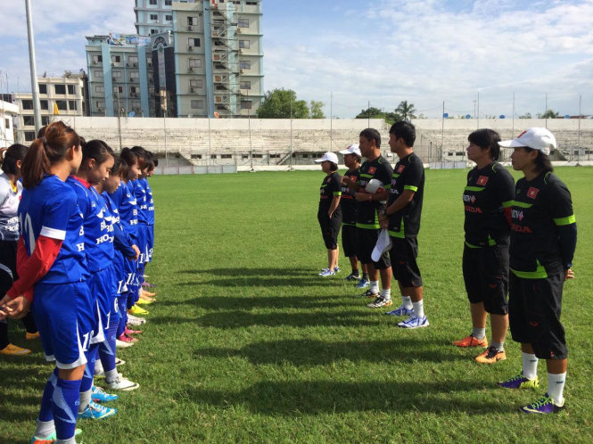 Trung vệ Chương Thị Kiều cùng các cầu thủ nữ VN lạc quan trong buổi tập trước trận gặp Myanmar - Ảnh: Vũ Lâm