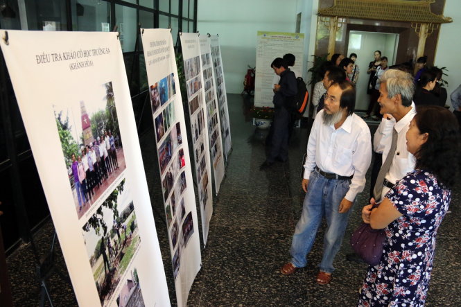 Các đại biểu xem trưng bày kết quả khảo cổ học giai đoạn 2014-2015 chiều 17-9 - Ảnh: T.Lộc